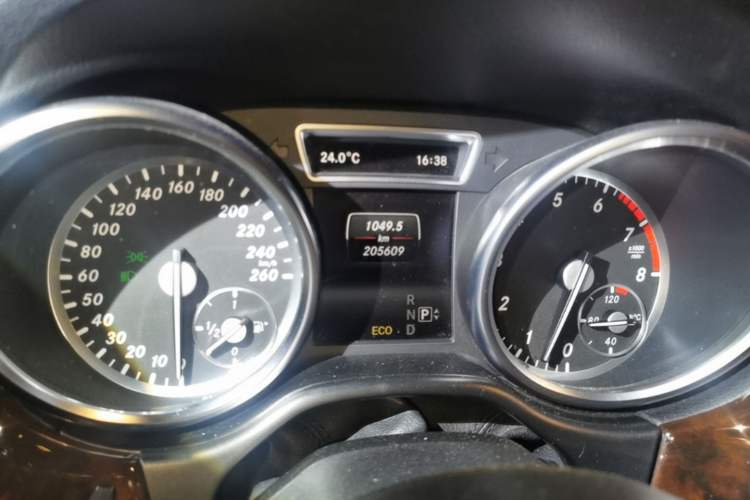 Used Mercedes-Benz M-Class 2014 ML 400 4MATIC Luxury Model Odometer Close Up