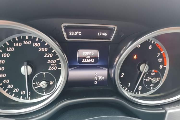 Used Mercedes-Benz M-Class 2014 ML 320 4MATIC Odometer Close Up