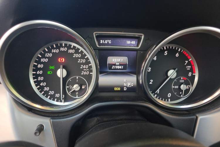 Used Mercedes-Benz M-Class 2014 ML 320 4MATIC Odometer Close Up