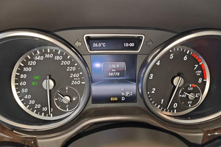 Used Mercedes-Benz M-Class 2014 ML 400 4MATIC Luxury Model Odometer Close Up