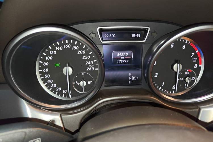 Used Mercedes-Benz M-Class 2014 ML 320 4MATIC Odometer Close Up