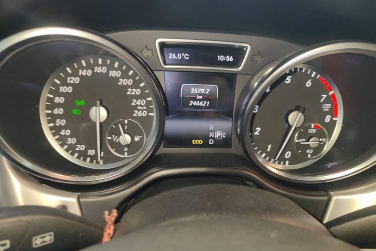 Used Mercedes-Benz M-Class 2014 ML 320 4MATIC Odometer Close Up