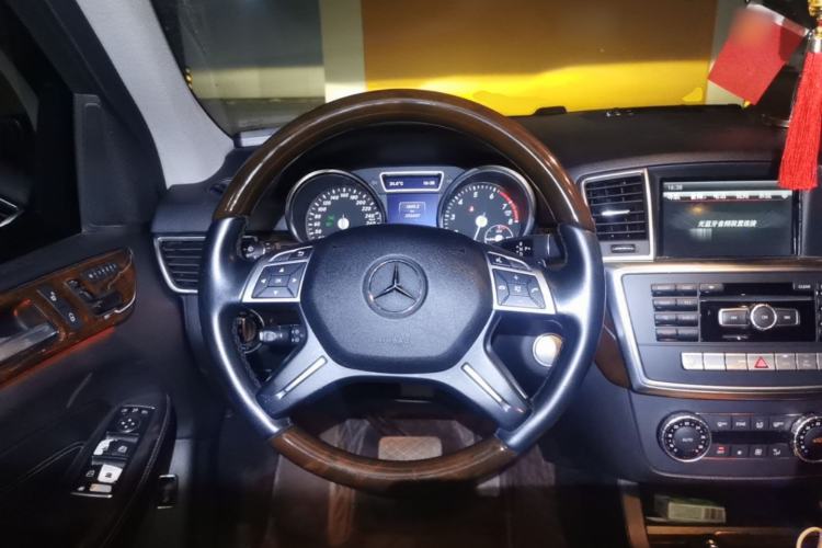 Used Mercedes-Benz M-Class 2014 ML 400 4MATIC Luxury Model Steering Wheel