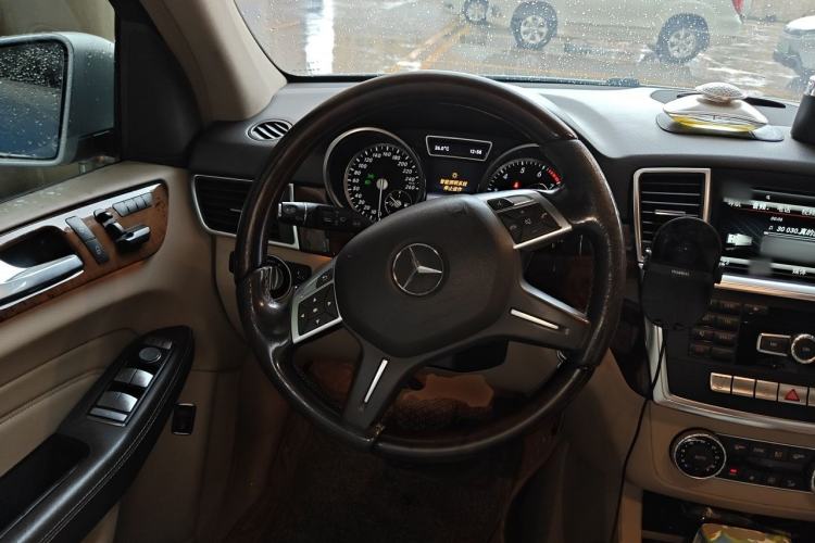Used Mercedes-Benz M-Class 2014 ML 400 4MATIC Luxury Model Steering Wheel