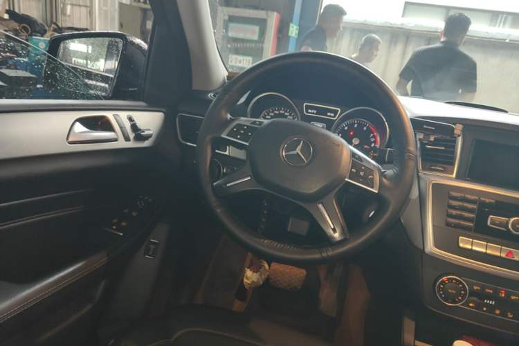 Used Mercedes-Benz M-Class 2014 ML 320 4MATIC Steering Wheel