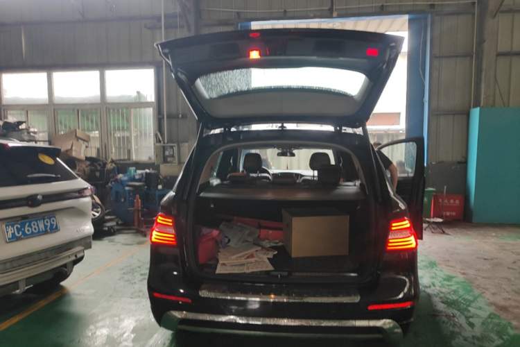Used Mercedes-Benz M-Class 2014 ML 320 4MATIC Trunk