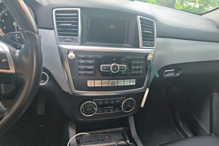 Used Mercedes-Benz M-Class 2014 ML 320 4MATIC Audio And AC Panel