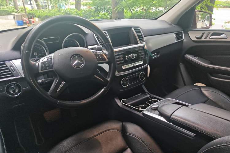 Used Mercedes-Benz M-Class 2014 ML 320 4MATIC Center Console