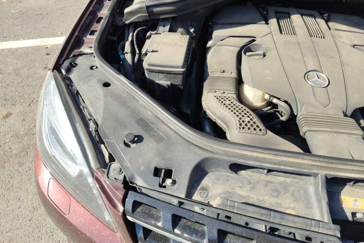 Used Mercedes-Benz M-Class 2014 ML 320 4MATIC Engine Bay Right