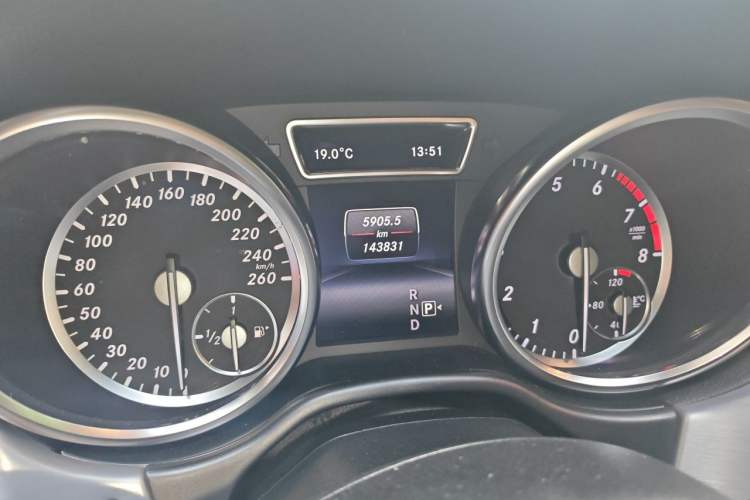 Used Mercedes-Benz M-Class 2014 ML 320 4MATIC Odometer Close Up