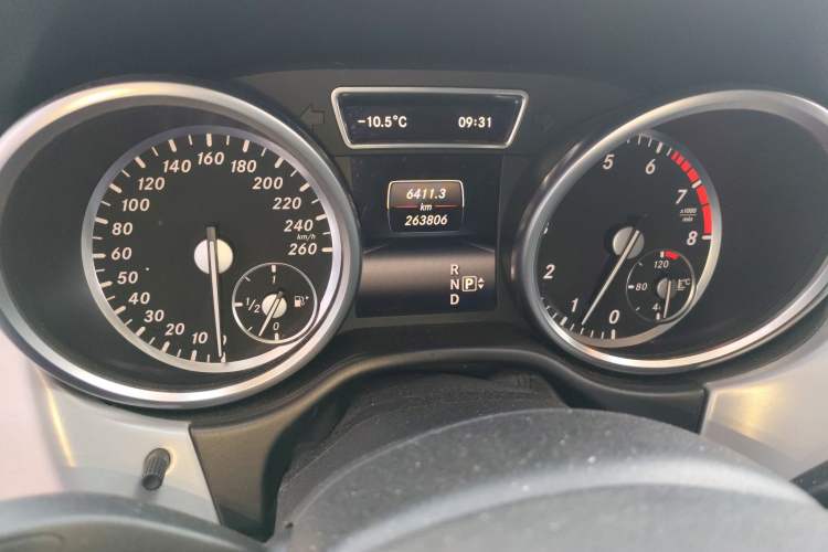 Used Mercedes-Benz M-Class 2014 ML 320 4MATIC Odometer Close Up