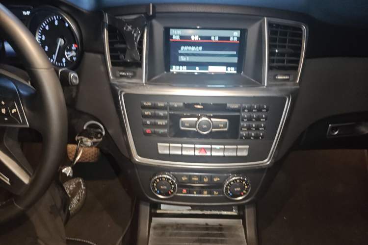 Used Mercedes-Benz M-Class 2014 ML 320 4MATIC Audio And AC Panel