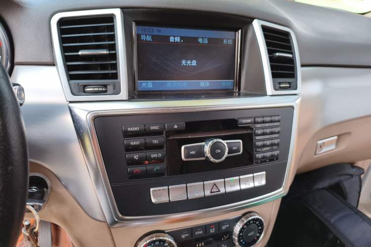 Used Mercedes-Benz M-Class 2014 ML 320 4MATIC Audio And AC Panel