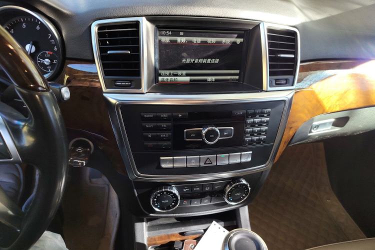 Used Mercedes-Benz M-Class 2014 ML 400 4MATIC Luxury Model Audio And AC Panel