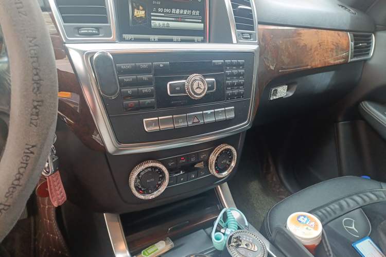 Used Mercedes-Benz M-Class 2014 ML 400 4MATIC Luxury Model Audio And AC Panel