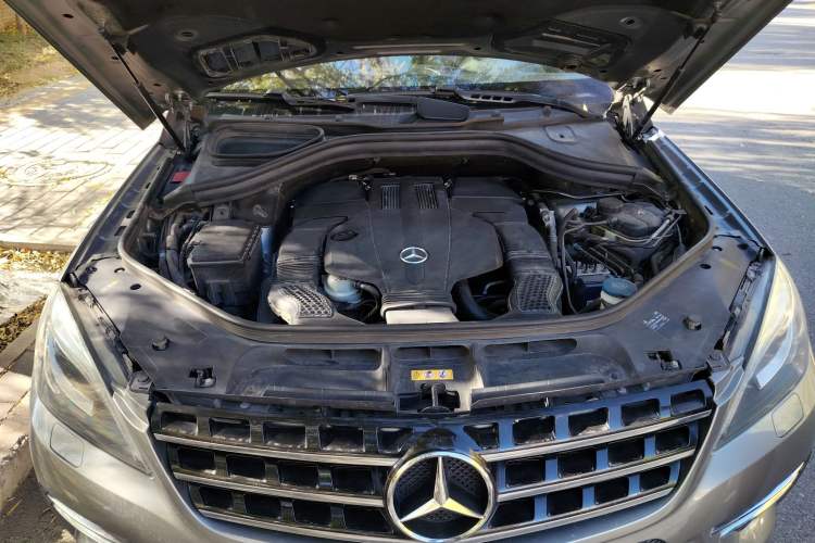 Used Mercedes-Benz M-Class 2014 ML 400 4MATIC Luxury Model Engine Bay