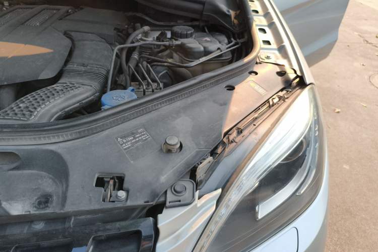 Used Mercedes-Benz M-Class 2014 ML 320 4MATIC Engine Bay Left