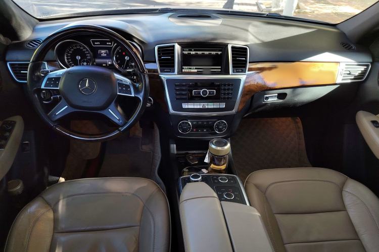Used Mercedes-Benz M-Class 2014 ML 400 4MATIC Luxury Model Interior 2