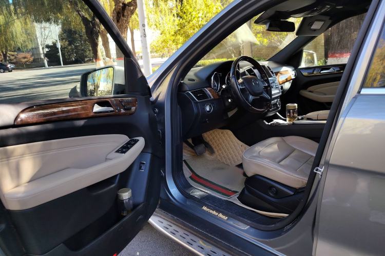 Used Mercedes-Benz M-Class 2014 ML 400 4MATIC Luxury Model Interior 3