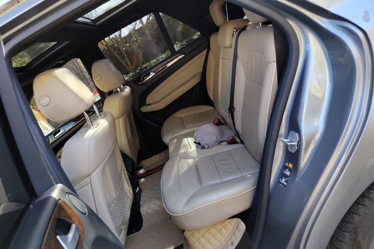 Used Mercedes-Benz M-Class 2014 ML 400 4MATIC Luxury Model Interior 4
