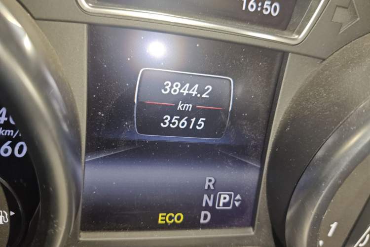 Used Mercedes-Benz M-Class 2014 ML 320 4MATIC Odometer Close Up