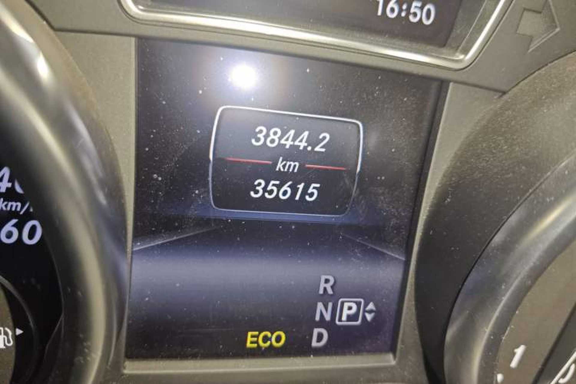 Used Mercedes-Benz M-Class 2014 ML 320 4MATIC Odometer Close Up