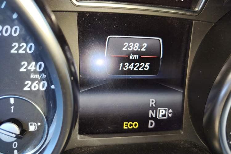 Used Mercedes-Benz M-Class 2014 ML 400 4MATIC Luxury Model Odometer Close Up