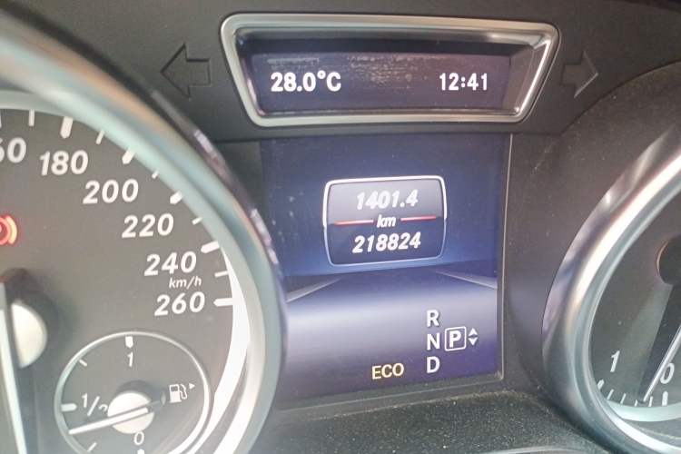 Used Mercedes-Benz M-Class 2014 ML 400 4MATIC Luxury Model Odometer Close Up