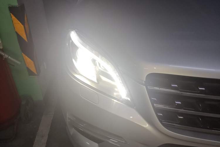 Used Mercedes-Benz M-Class 2014 ML 320 4MATIC Right Front Headlight