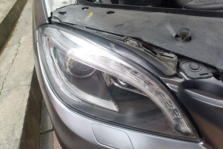 Used Mercedes-Benz M-Class 2014 ML 400 4MATIC Luxury Model Right Front Headlight