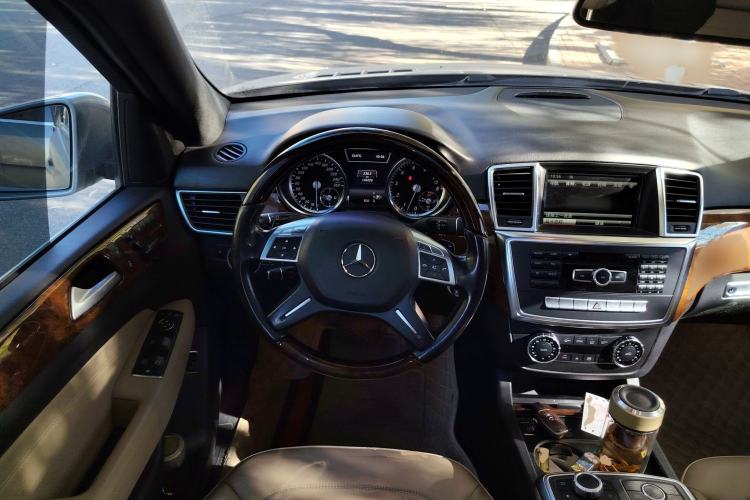 Used Mercedes-Benz M-Class 2014 ML 400 4MATIC Luxury Model Steering Wheel