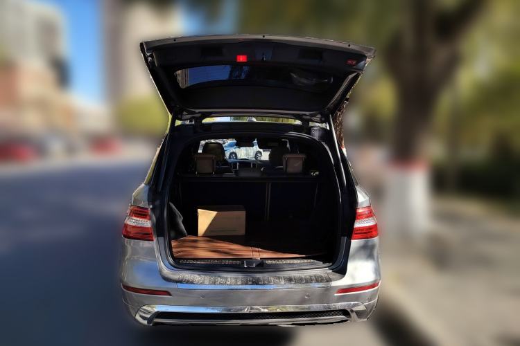 Used Mercedes-Benz M-Class 2014 ML 400 4MATIC Luxury Model Trunk