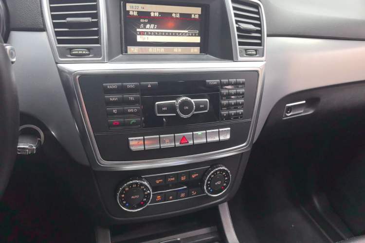 Used Mercedes-Benz M-Class 2014 ML 320 4MATIC Audio And AC Panel