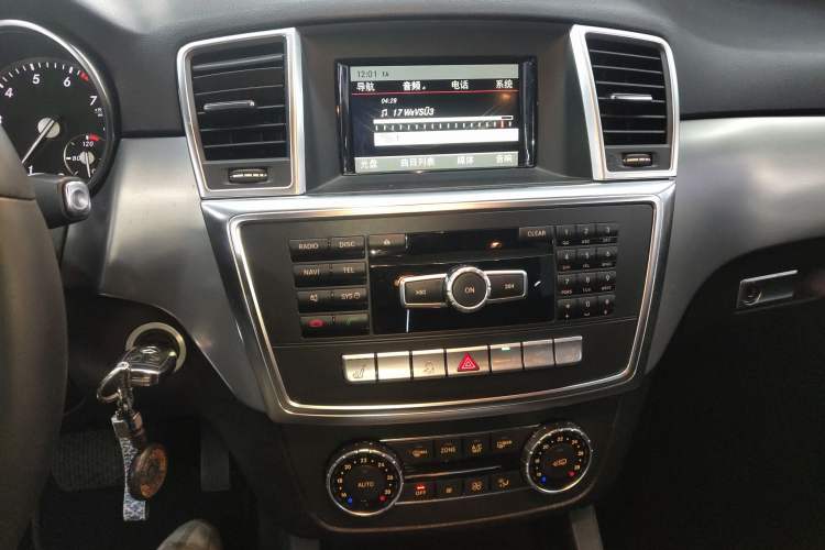 Used Mercedes-Benz M-Class 2014 ML 320 4MATIC Audio And AC Panel