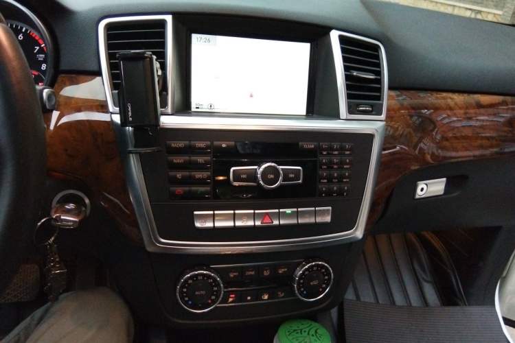 Used Mercedes-Benz M-Class 2014 ML 400 4MATIC Luxury Model Audio And AC Panel