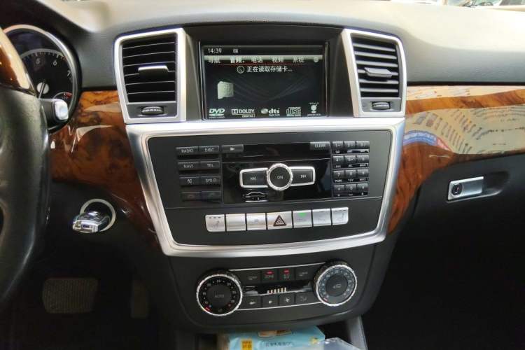 Used Mercedes-Benz M-Class 2014 ML 400 4MATIC Luxury Model Audio And AC Panel