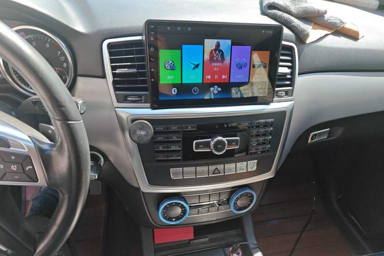 Used Mercedes-Benz M-Class 2014 ML 320 4MATIC Audio And AC Panel