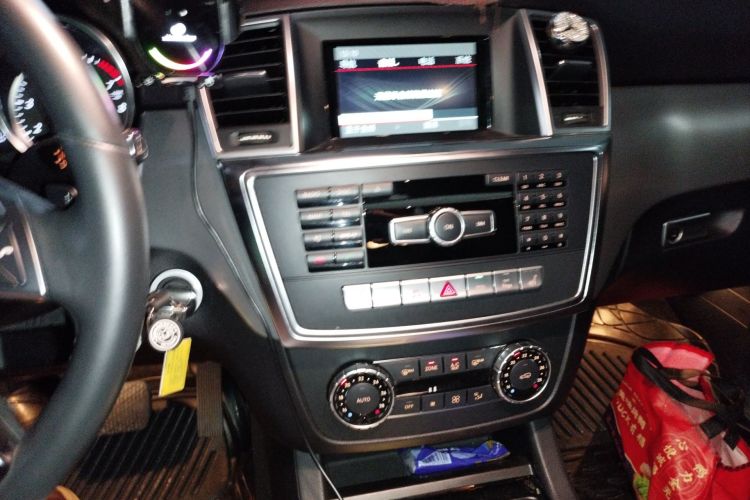 Used Mercedes-Benz M-Class 2014 ML 320 4MATIC Audio And AC Panel