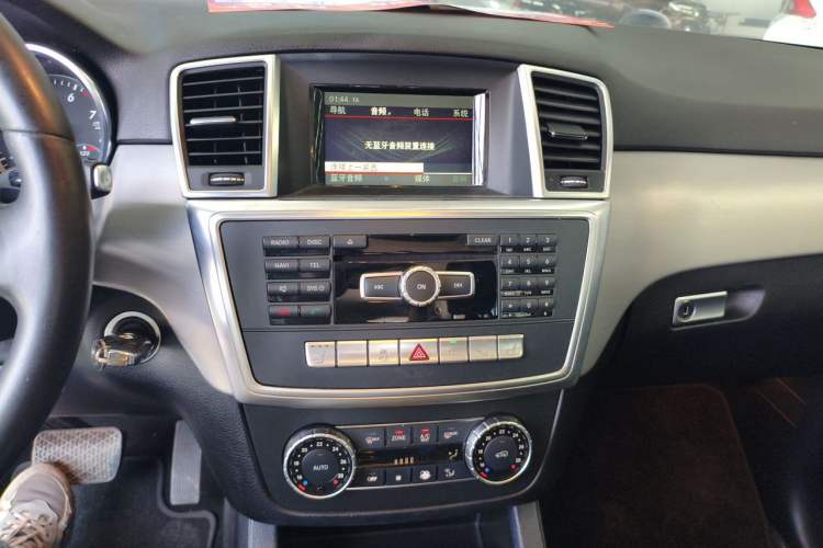 Used Mercedes-Benz M-Class 2014 ML 320 4MATIC Audio And AC Panel