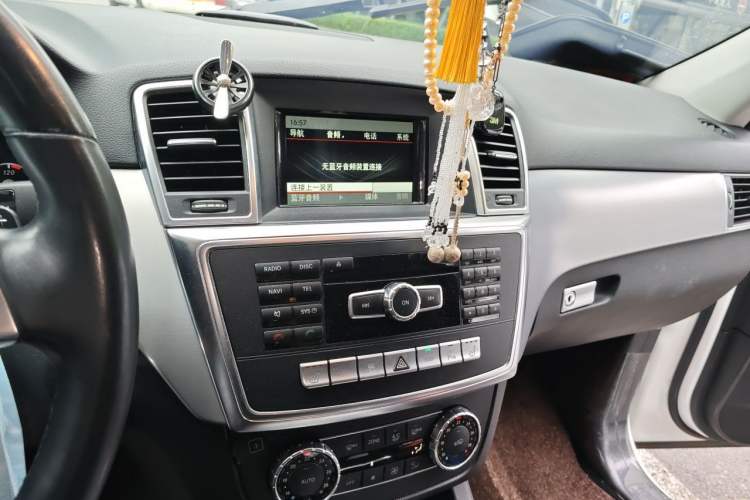 Used Mercedes-Benz M-Class 2014 ML 320 4MATIC Audio And AC Panel