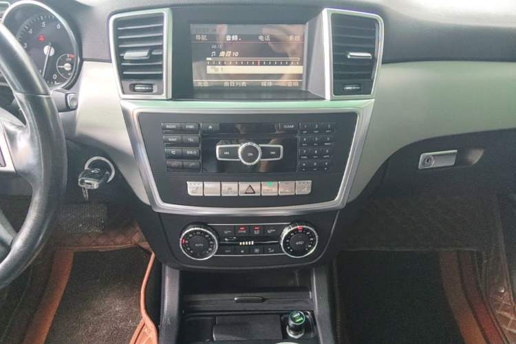 Used Mercedes-Benz M-Class 2014 ML 320 4MATIC Audio And AC Panel