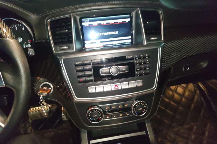 Used Mercedes-Benz M-Class 2014 ML 400 4MATIC Luxury Model Audio And AC Panel