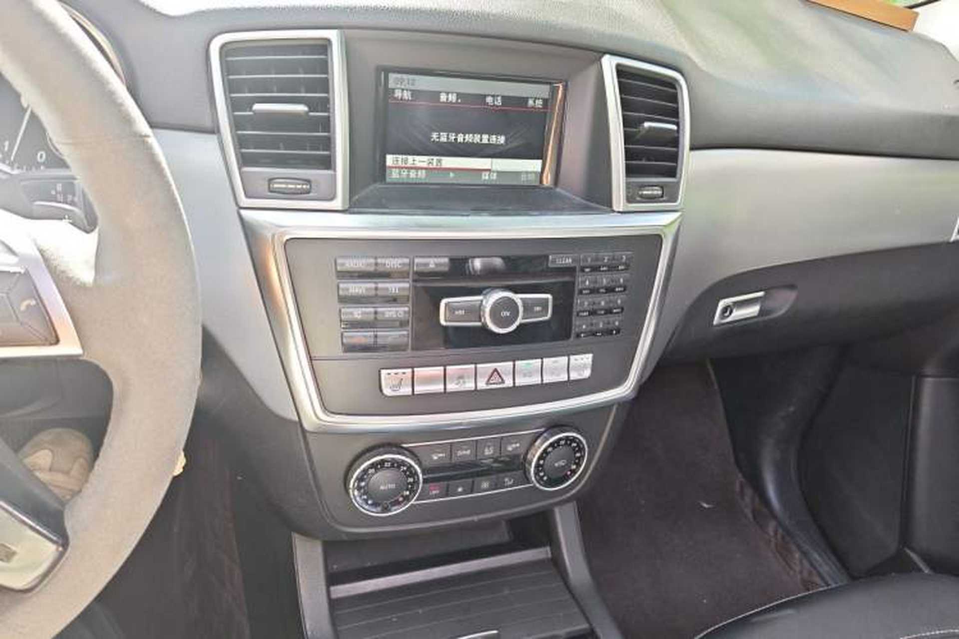 Used Mercedes-Benz M-Class 2014 ML 320 4MATIC Audio And AC Panel