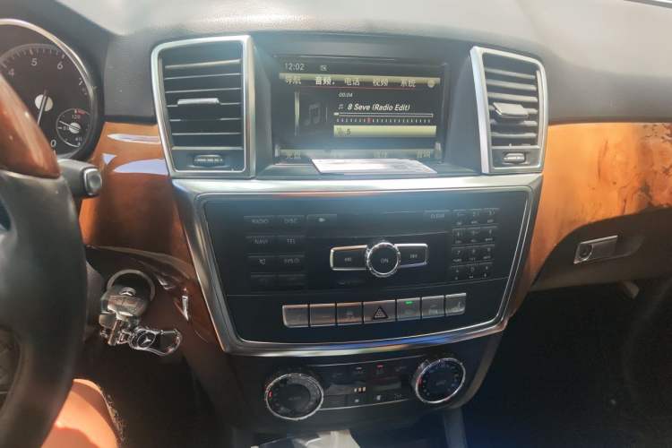 Used Mercedes-Benz M-Class 2014 ML 400 4MATIC Luxury Model Audio And AC Panel
