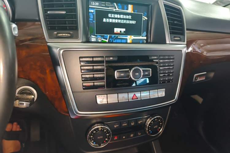 Used Mercedes-Benz M-Class 2014 ML 400 4MATIC Dynamic Model Audio And AC Panel