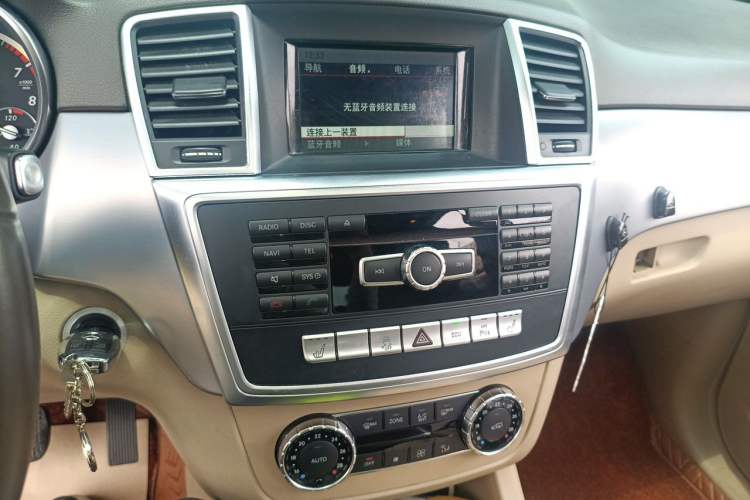 Used Mercedes-Benz M-Class 2014 ML 320 4MATIC Audio And AC Panel