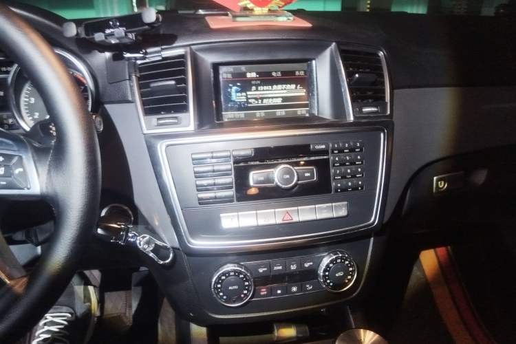 Used Mercedes-Benz M-Class 2014 ML 320 4MATIC Audio And AC Panel
