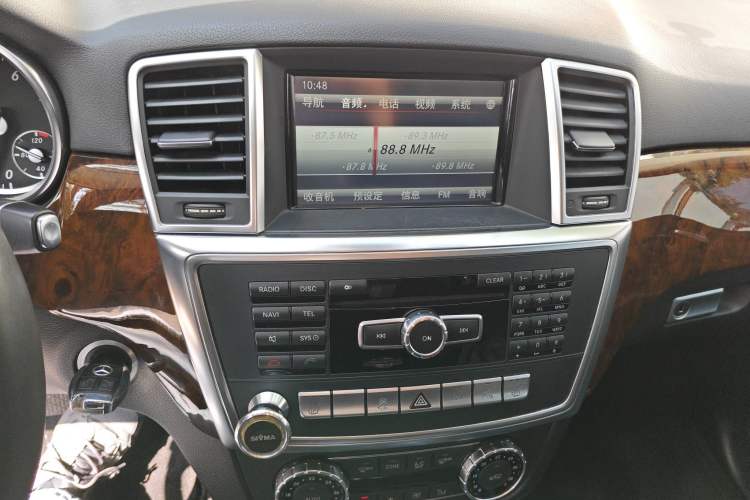 Used Mercedes-Benz M-Class 2014 ML 400 4MATIC Dynamic Model Audio And AC Panel