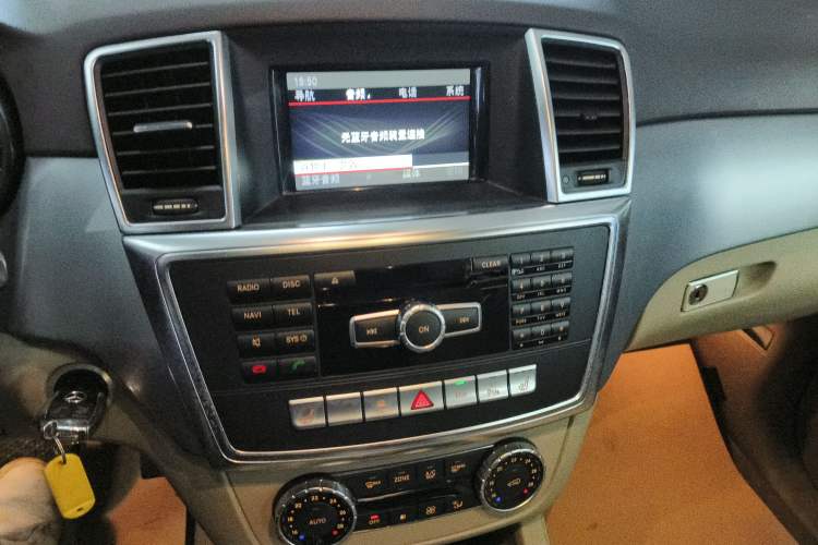 Used Mercedes-Benz M-Class 2014 ML 320 4MATIC Audio And AC Panel