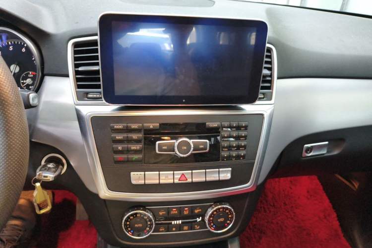 Used Mercedes-Benz M-Class 2014 ML 320 4MATIC Audio And AC Panel